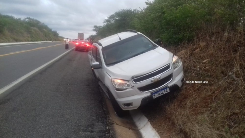 Ultrapassagem indevida provoca acidente envolvendo veículos nesta terça-feira (19) no Sertão