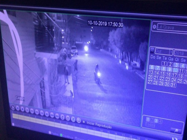 Dupla em moto rouba celular de uma mulher em Catolé do Rocha