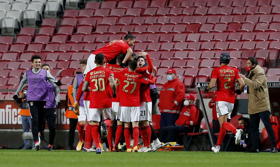 Benfica anuncia 17 casos de covid-19 e discute adiamento de jogos