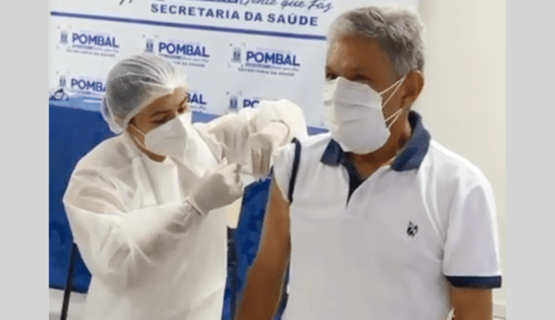 Prefeito do Sertão é acusado de furar fila na vacinação contra a covid-19