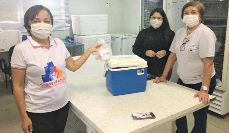 Sob orientação da SES e COSEMS, Quixaba vacina profissionais da Saúde que estão em contato com pacientes suspeitos de COVID