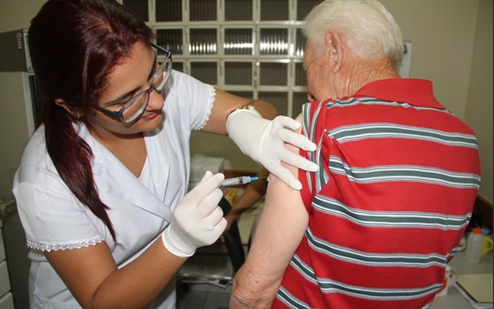 Idosos a partir de 74 anos serão imunizados contra a Covid após chegada da segunda remessa de vacinas, afirma secretário de Saúde de Patos. Ouça