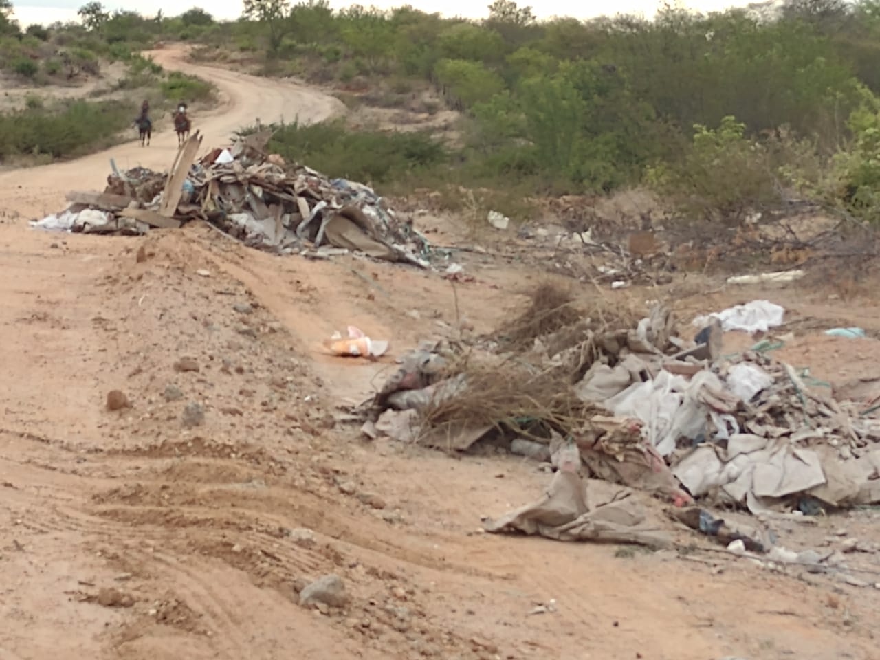 Moradores da Zona Rural de Patos reclamam do descarte irregular de lixo