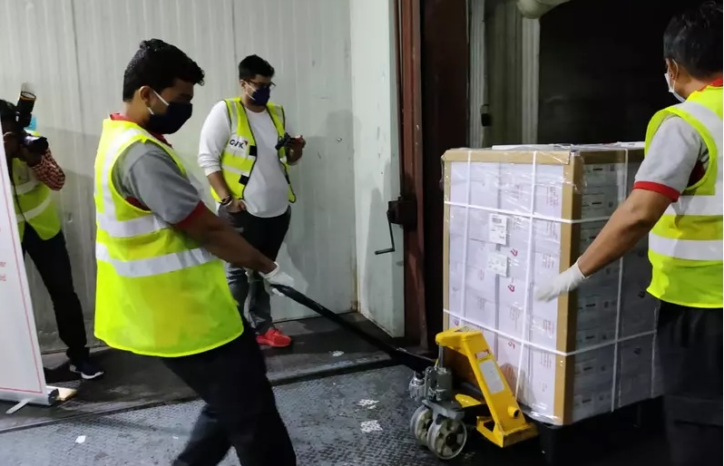 Avião com vacinas de Oxford para o Brasil decola da Índia