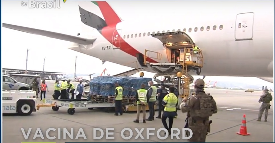 Vacinas da AstraZeneca chegam ao Brasil. Veja o vídeo da chegada