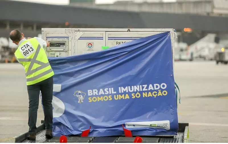 Distribuição da vacina de Oxford começa ainda neste sábado (23)