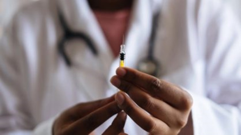 Quatro estados recebem doses da vacina de Oxford já neste sábado (23). Veja a tabela de distribuição