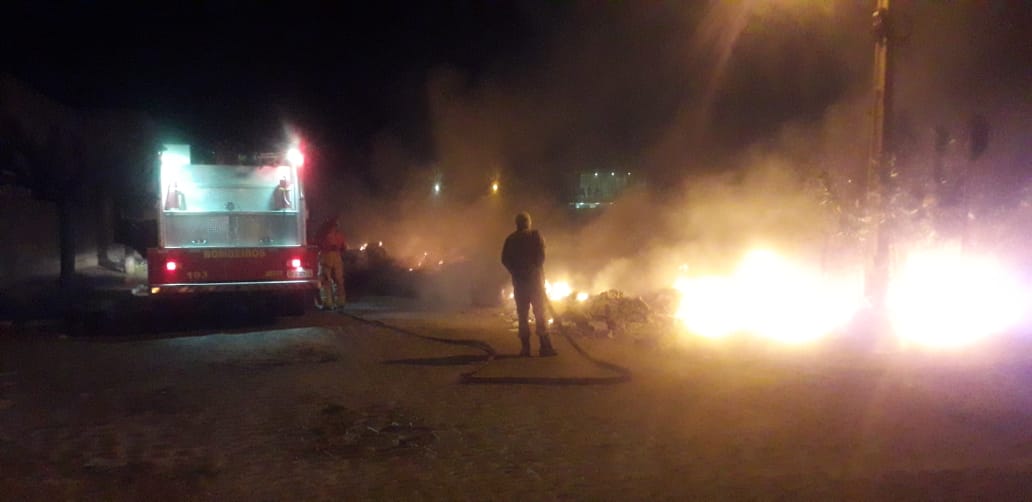 Bombeiros são acionados para controlar incêndio em terreno baldio em Patos na noite deste domingo (24)