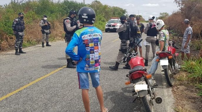 Polícia Militar intercepta 'rolezinho' de motos e notifica participantes no Sertão