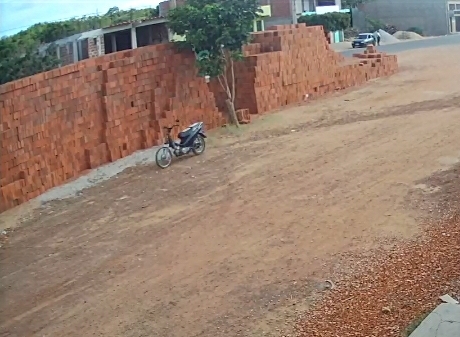 Moto andando sozinha pelas ruas de Matureia chama atenção de moradores. Vídeos!