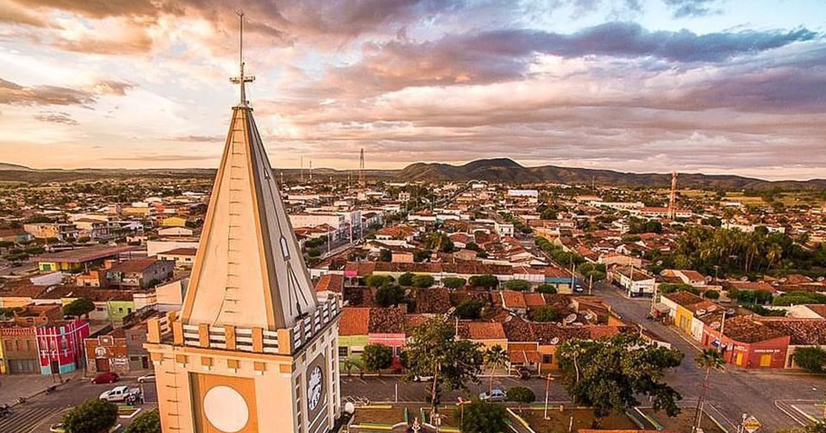 Após homenagem em frente à prefeitura de Patos, corpo de Dr. Ivanes será levado para Conceição-PB