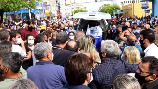 Corpo de Ivanes Lacerda é recebido sob aplausos em frente à Prefeitura de Patos e será sepultado no Vale do Piancó