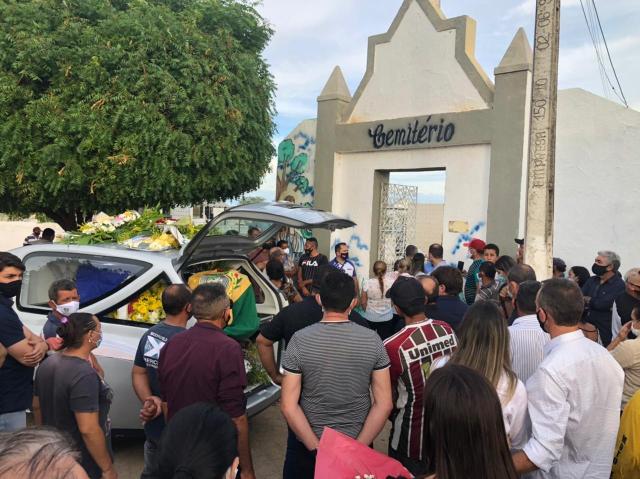 Ex-prefeito de Patos, médico Ivanes Lacerda é sepultado em Conceição