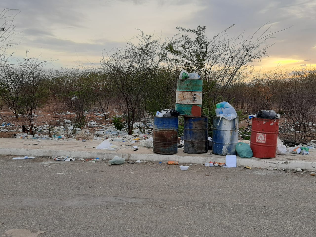 Moradores do Bairro dos Estados pedem retirada do lixo e melhorias no acesso ao bairro