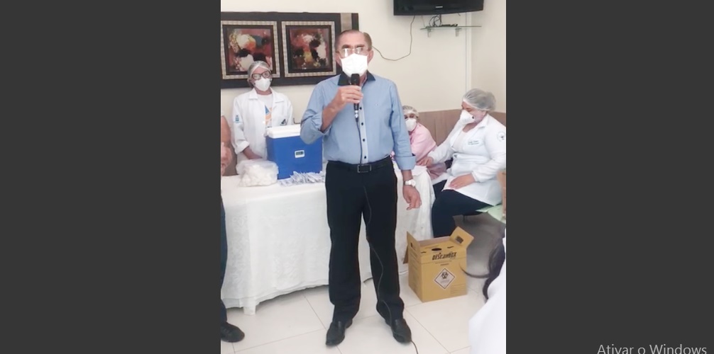 Diretor do Hospital São Francisco em Patos fala da importância do ato de vacinar a equipe contra a covid-19. Ouça