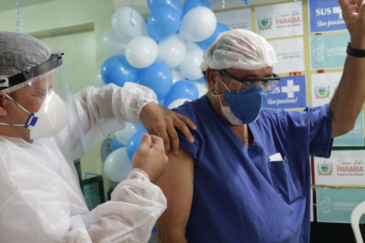 Profissionais da Maternidade Dr. Peregrino Filho já tomaram a primeira dose da vacina contra o COVID-19