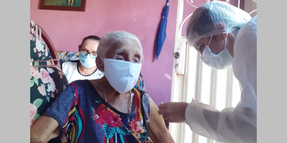 São José do Bonfim vacina o primeiro idoso, que completou 100 anos e recebe a vacina como o maior presente da sua vida