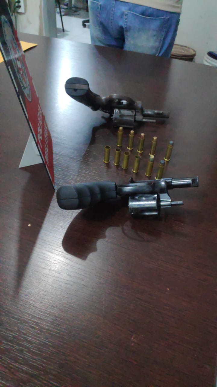 Polícia faz buscas neste sábado (30) na casa do segundo suspeito da prática de homicídio em Patos e apreende armas e munições. Veja o vídeo