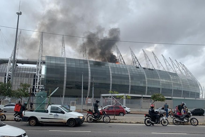 Incêndio atinge área interna da Arena Castelão, em Fortaleza