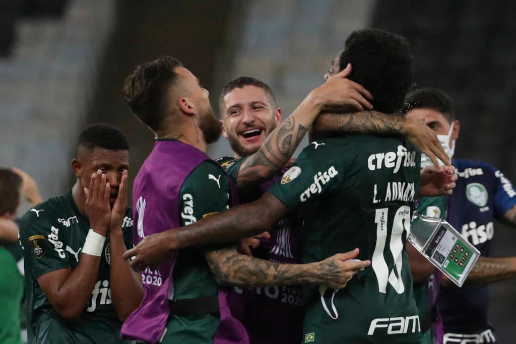 Palmeiras vence o Santos com gol nos acréscimos e é campeão da Libertadores