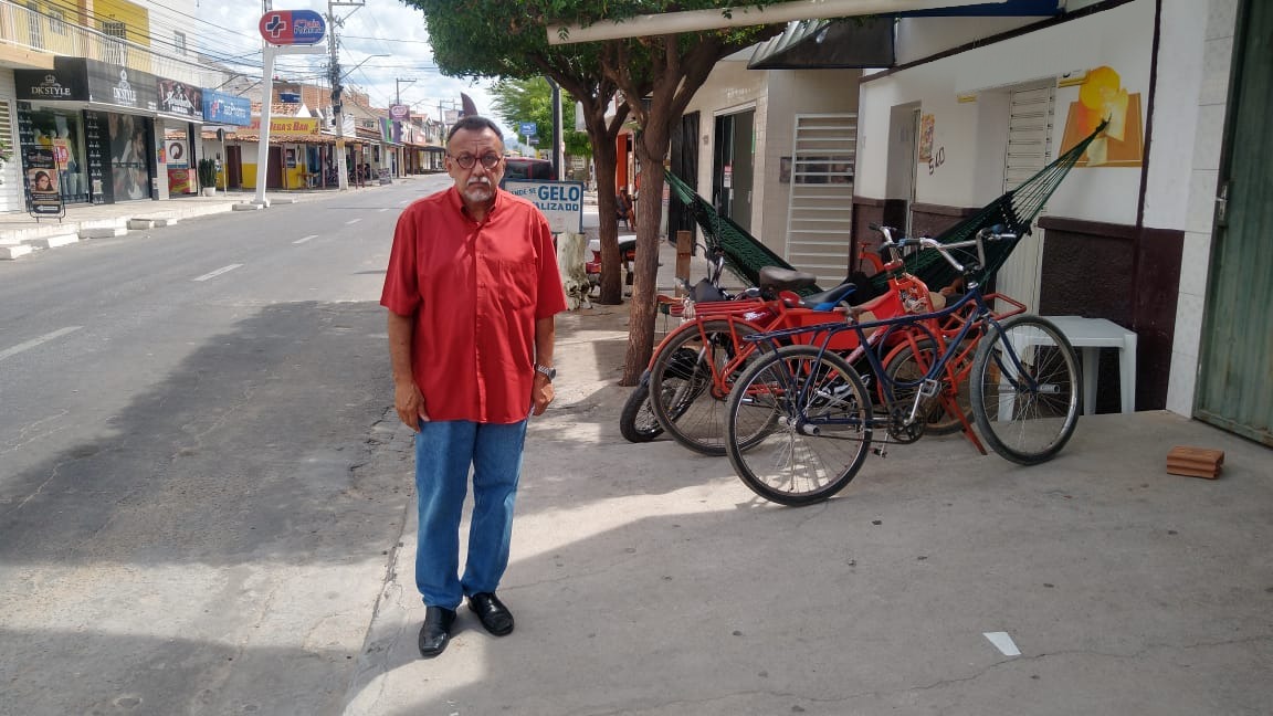 Vereador Zé Gonçalves diz que nem encolhido você consegue andar nas calçadas do Jatobá