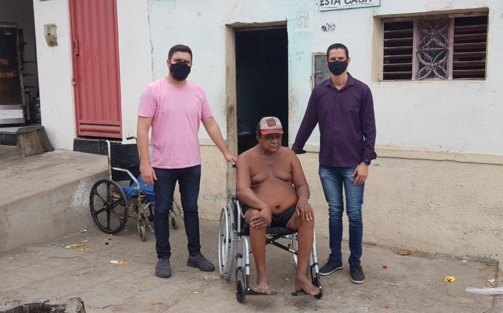 Em parceria com empresas de saúde, rádio Universidade entrega cadeira de rodas, em Patos