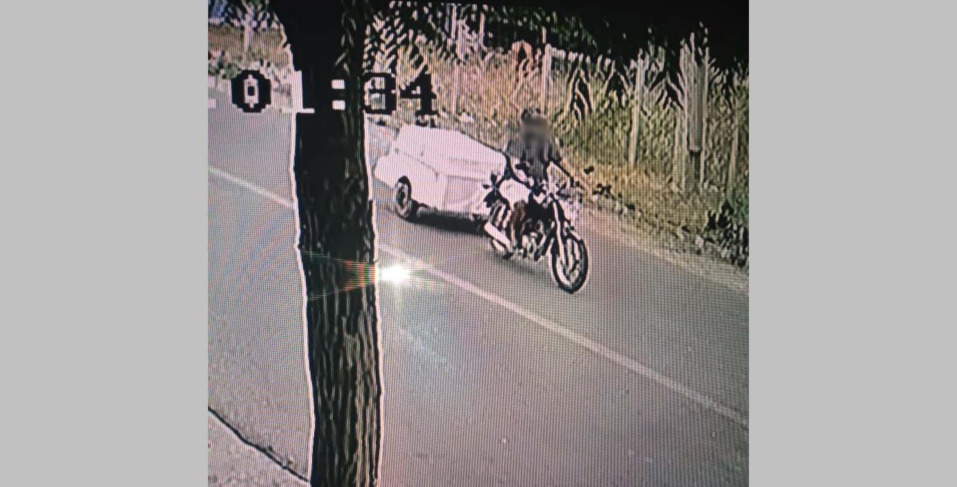 Morador flagra popular jogando lixo em via pública, filma e faz denúncia aqui no Patosonline.com. Veja