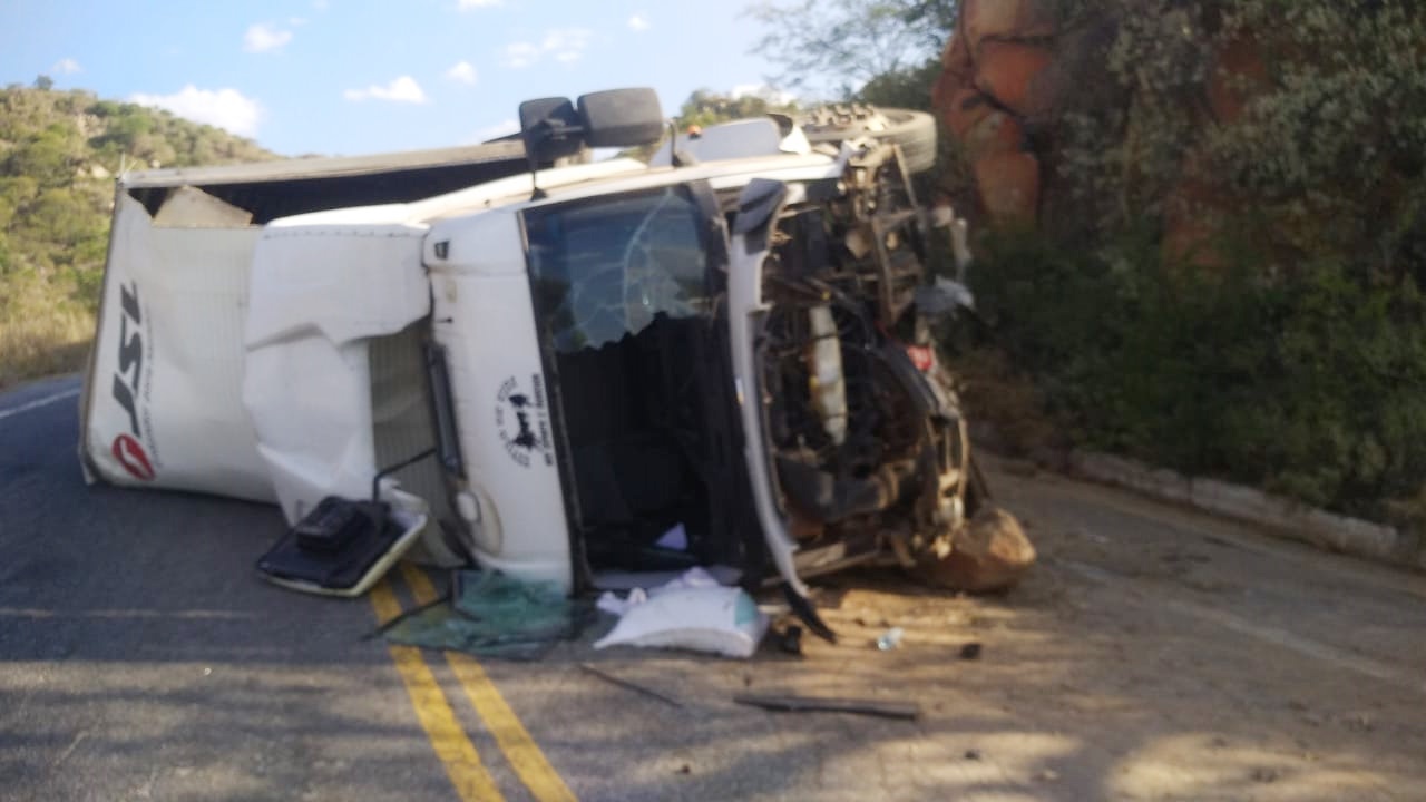 Carreta carregada tomba na Serra de Teixeira na tarde desta quarta-feira (03)