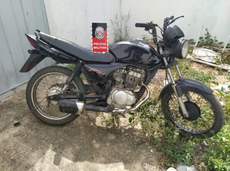 Polícia militar recupera moto roubada em Olho D´Água