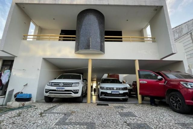 Carros de luxo são apreendidos em casa de empresário alvo da Operação Calvário
