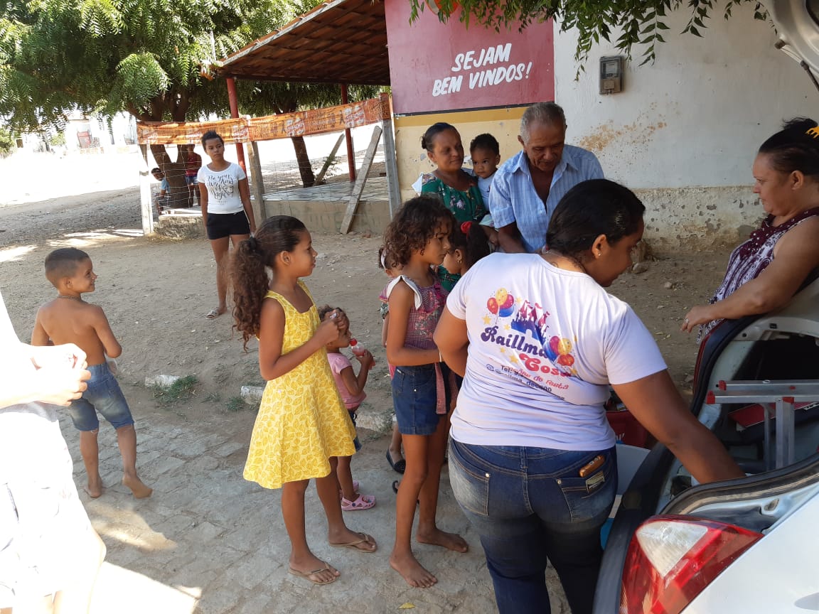 Casal distribui brinquedos com crianças de comunidades carentes em Patos