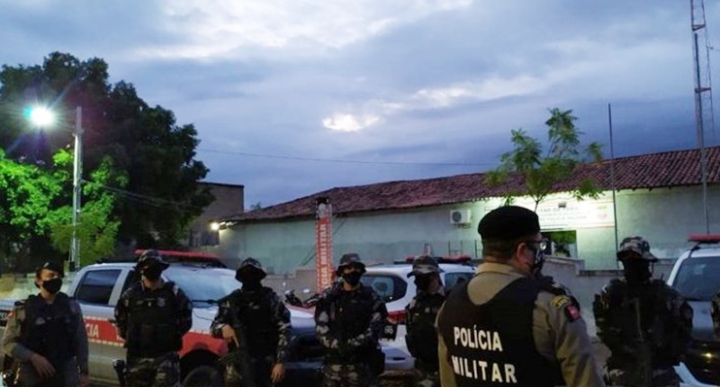 Homem suspeito de acariciar criança é amarrado e agredido por populares no Sertão