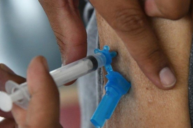 Correio Brasiliense informa que no DF, há registro de 282 casos de reação à vacina contra a covid-19