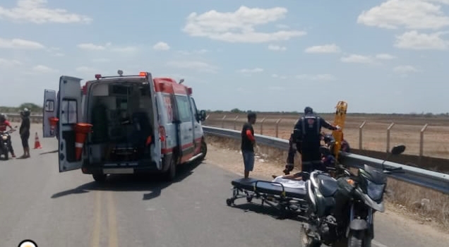 Colisão entre motos deixa três pessoas feridas no Sertão