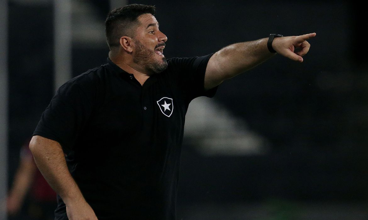 Botafogo demite técnico Eduardo Barroca