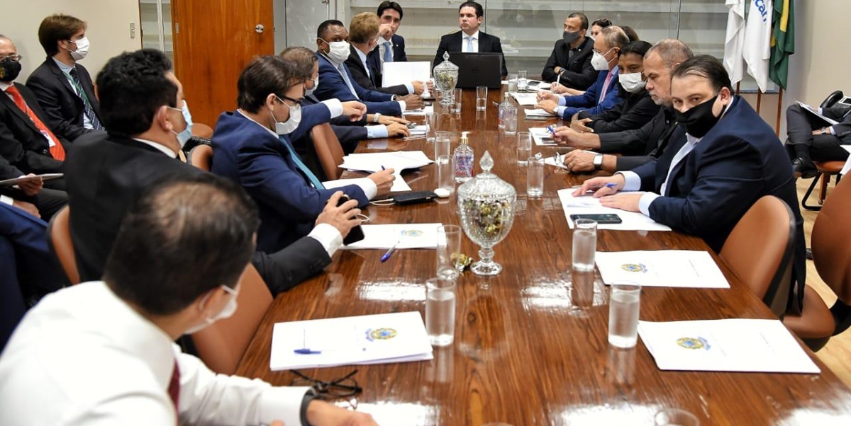 Na primeira reunião com líder Hugo Motta, bancada fecha apoio a autonomia do BC