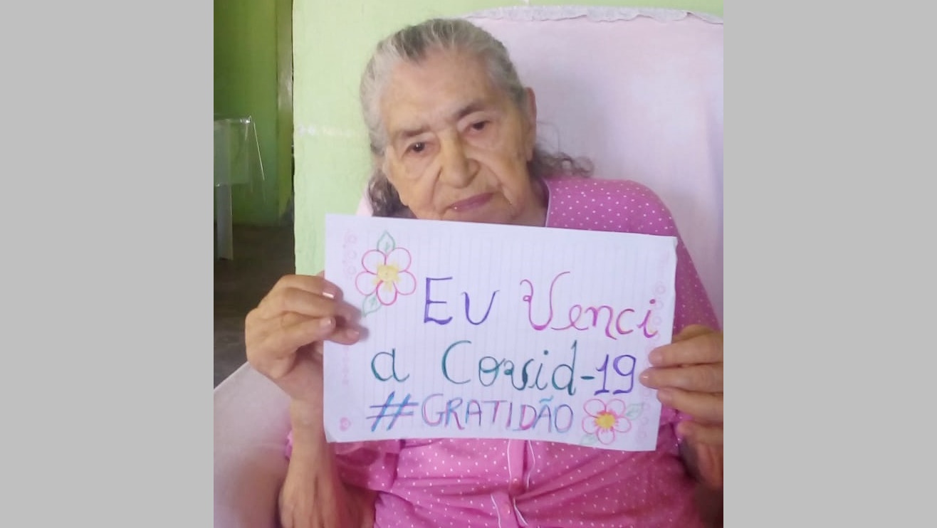 Aos 94 anos, Dona Moza, mãe do jornalista Marcos Oliveira vence a covid-19