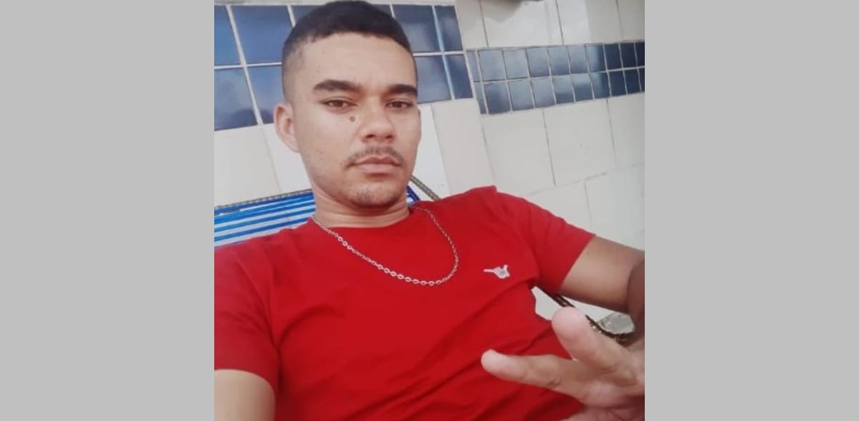 Jovem busca imprensa local para reencontrar seus pais biológicos na cidade de Patos