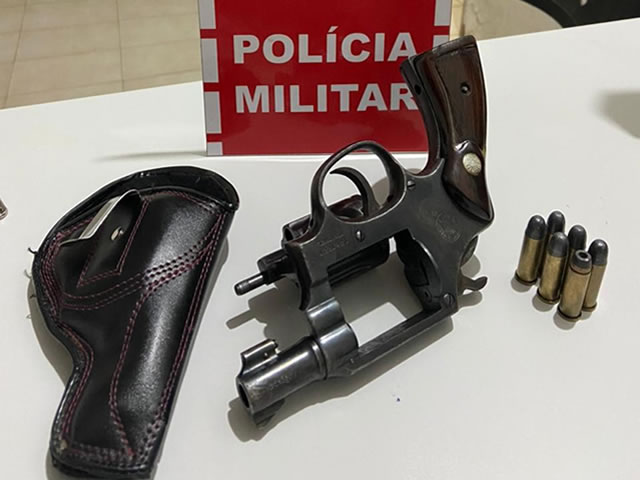 Motociclista é perseguido e preso com revólver após abordagem da PM no Sertão