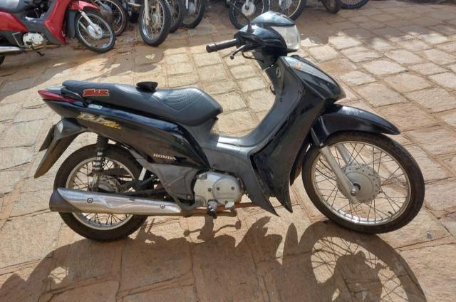 Policia Militar recupera moto com restrição de roubo em Patos