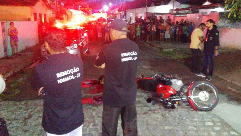 Mulher é morta e travesti é ferida a tiros