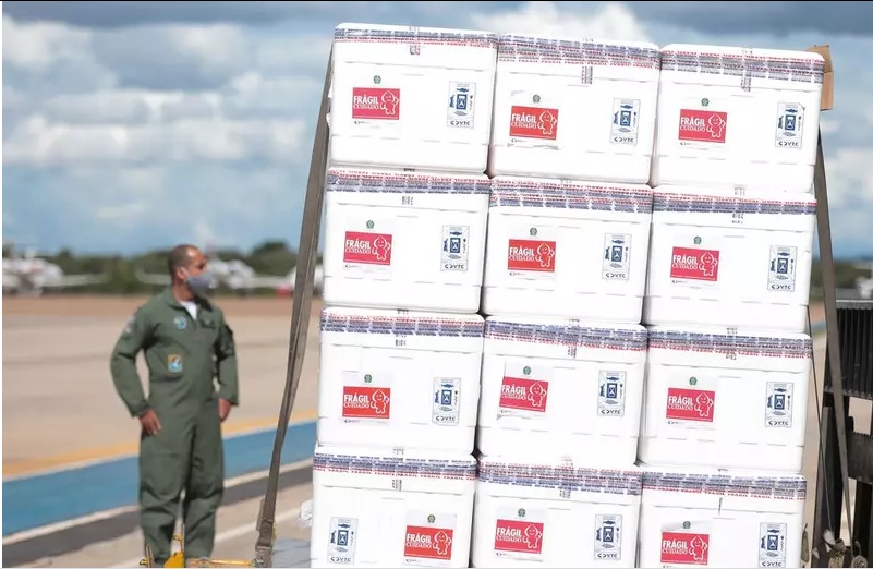 Bolsonaro assina decreto que garante verba para compra de vacinas