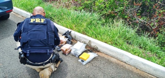 PRF apreende 10kg de crack com adolescente em táxi no Alto Sertão da PB