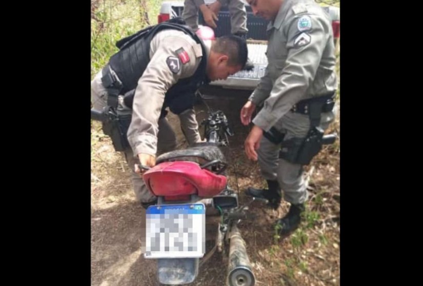 No Sertão: Polícia Militar recupera veículo roubado, escondido dentro de matagal