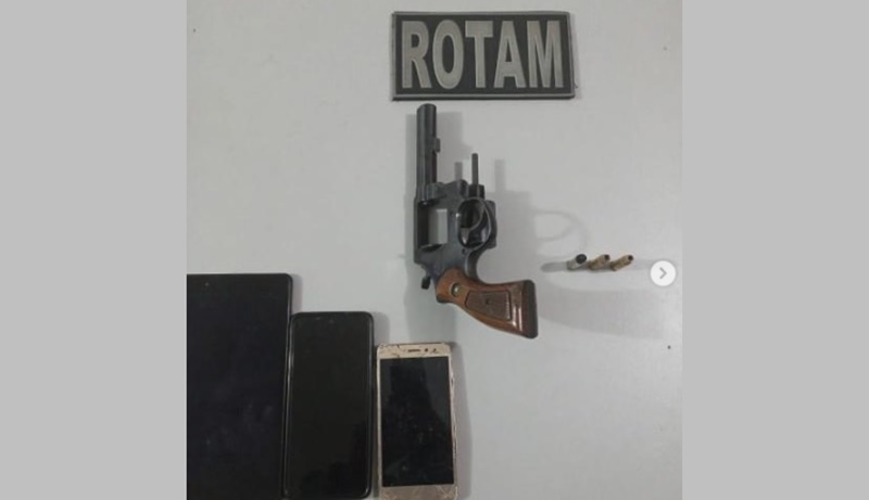 Polícia prende jovens por porte ilegal de arma de fogo e embriaguez ao volante na noite deste domingo (15) em Patos