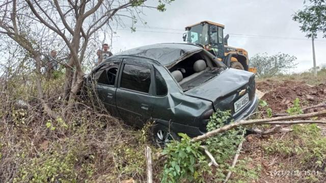 Motorista perde controle do carro e por sorte não cai em ribanceira, próximo à Imaculada