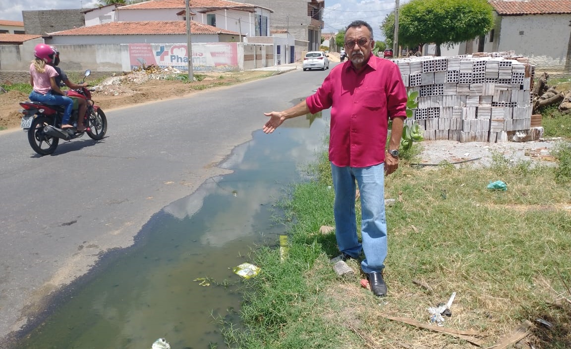 Vereador Zé Gonçalves (PT) denuncia que galeria na Rua Dino Guedes no Jatobá prejudica os moradores