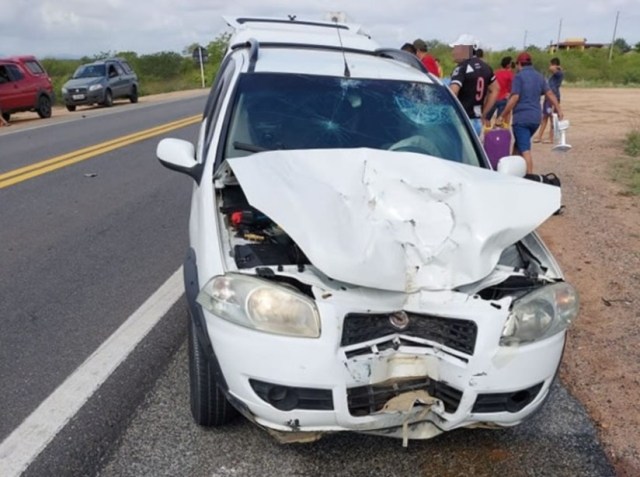 Homem fica ferido em colisão envolvendo carro e moto no Sertão