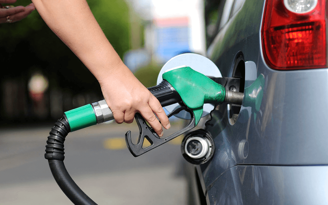 “...ou muda a política da Petrobras ou é rezar para que o dólar baixe”, diz contabilista da cidade de Patos explicando preços dos combustíveis