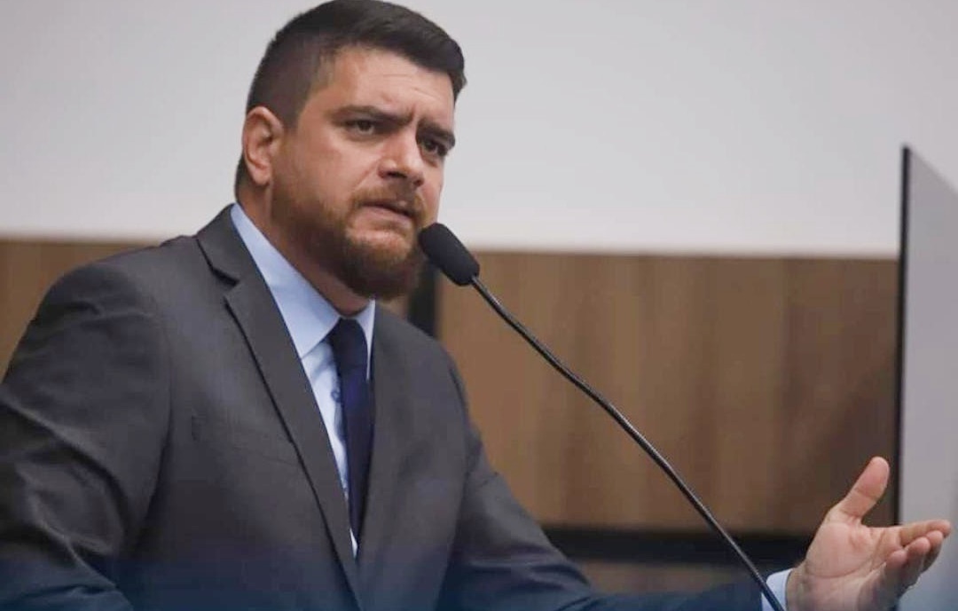 Vereador critica terceirização do serviço de iluminação pública em Patos